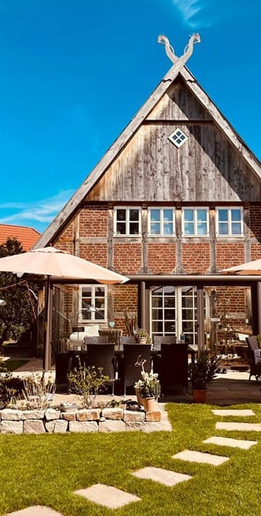 Terrasse und Steinweg vor einem Haus