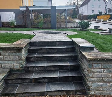 Steintreppe mit Steinmauer