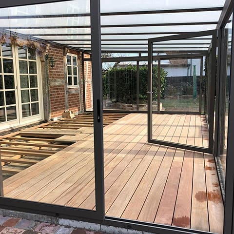 Terrassenbild mit Holzbrettern die auf dem Boden verlegt werden